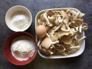 脆炸平菇,准备食材:平菇1斤、盐1匙、面粉100g、生粉25g、鸡蛋1个、油1勺、清水和辣椒面、白胡椒粉适量