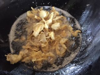 脆炸平菇,捞掉油里的面渣后倒入平菇复炸一遍