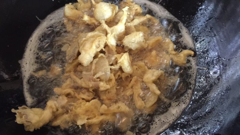 脆炸平菇,捞掉油里的面渣后倒入平菇复炸一遍