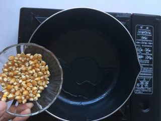自制爆米花,锅中倒油，将玉米粒倒入锅中