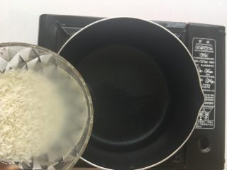 翡翠鸡肉粥,锅中倒入大米