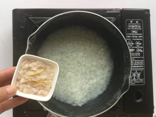 翡翠鸡肉粥,煮至粥米浓稠时倒入鸡肉碎