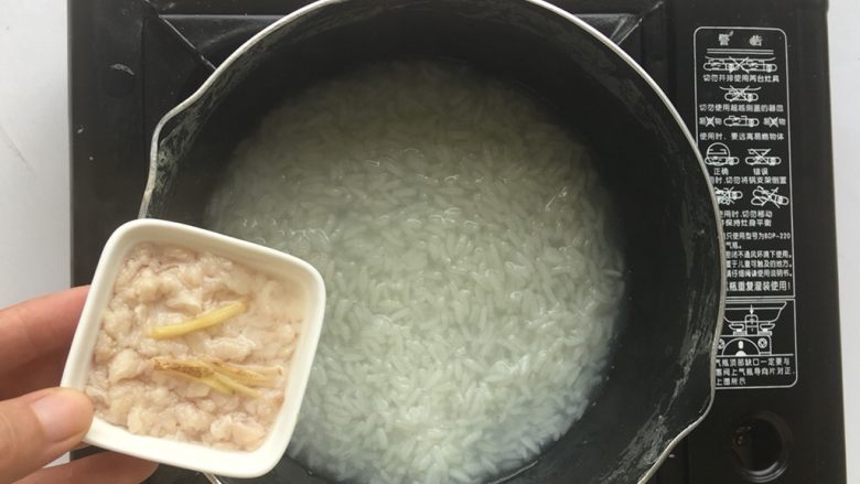 翡翠鸡肉粥,煮至粥米浓稠时倒入鸡肉碎
