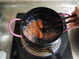 快手小食  香酥鸡柳,第六步  入油锅中小火炸至金黄色出锅