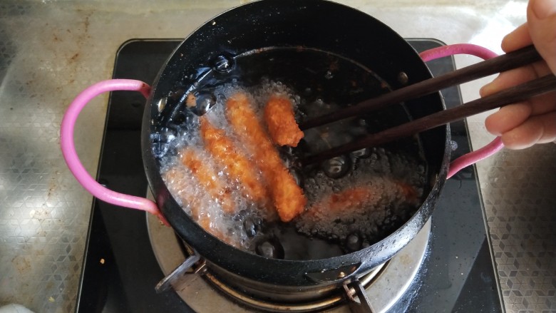 快手小食  香酥鸡柳,第六步  入油锅中小火炸至金黄色出锅