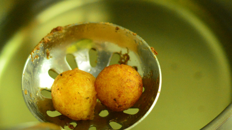 炸土豆丸子,土豆已经是熟的了，不用炸太久，颜色变深了就可以捞出了
