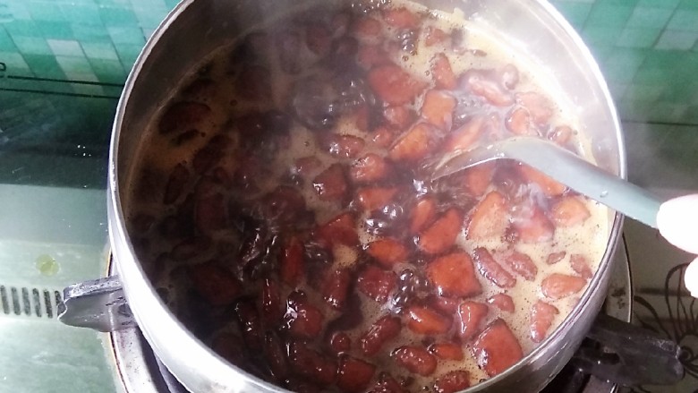 网红脏脏奶茶,锅中放适量水开火，放入适量黑糖，烧开后放入木薯粒