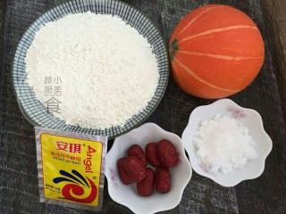 南瓜红枣发糕,面粉350壳和白砂糖50克，酵母5克称好，红枣洗净去核剪小块。