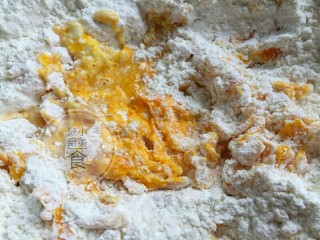 南瓜红枣发糕,倒入低筋面粉用筷子快速搅拌，搅拌成软硬适中的面糊。