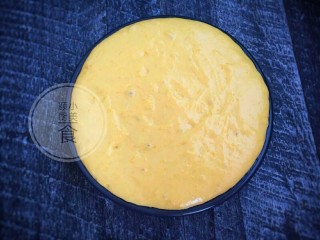 南瓜红枣发糕,包上保鲜膜或放锅里加盖发酵，现在天气热很快就发酵好，大概10-20分钟的时间就发酵至2倍大。