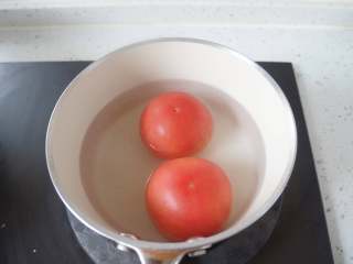 茄汁金针菇,锅中加水烧开，放入西红柿烫几秒钟