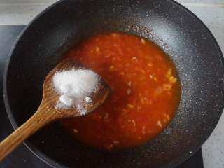 茄汁金针菇,西红柿炒到变软出汤，加入适量白糖调味