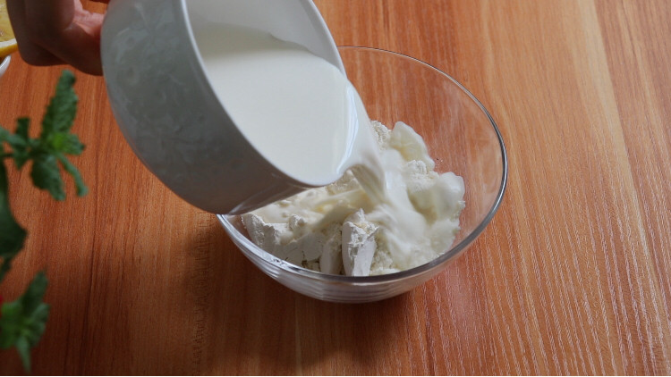 #宝宝辅食#香甜奶糕,面粉倒入牛奶或者配方奶，搅拌均匀