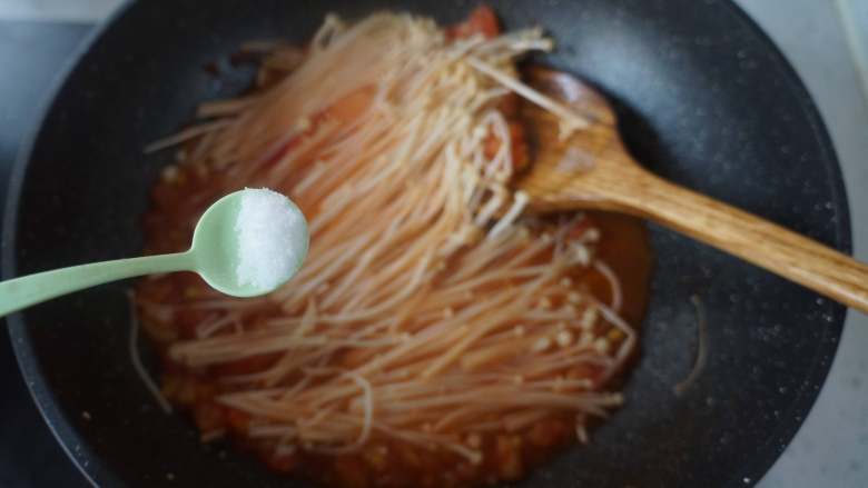 茄汁金针菇,金针菇上加少许食盐，小火吸收西红柿的汤汁入味