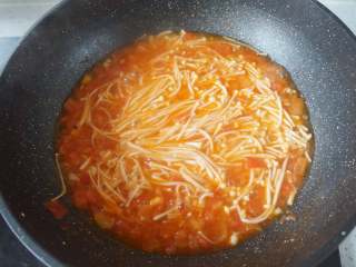 茄汁金针菇,大约两分钟后，看到汤汁变少即可