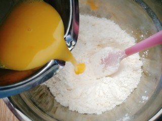 圣诞系列糖霜饼干（超详细）,等拌到粗颗粒后，分三次加入蛋液，每一次搅拌到蛋液完全与黄油融合后再继续加。蛋液加完后已加入香草精稍微拌一下。