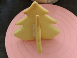 圣诞系列糖霜饼干（超详细）,饼干晾凉后，相接的地方用白色糖霜粘合，几分钟即可固定。这一步必须有，防止后期涂糖霜的时候不稳固变形