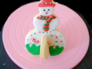 圣诞系列糖霜饼干（超详细）,剩下的细节部分可随意发挥，我画了糖果粒，拐棍糖果。最后用可食用色素笔画眼睛和嘴。这样雪人造型完成了