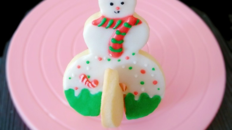 圣诞系列糖霜饼干（超详细）,剩下的细节部分可随意发挥，我画了糖果粒，拐棍糖果。最后用可食用色素笔画眼睛和嘴。这样雪人造型完成了