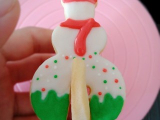 圣诞系列糖霜饼干（超详细）,雪人的部分是除了帽子部分，其他地方用白色糖霜铺面。晾干后用红色糖霜画出帽子和围巾部分，雪人底座部分用绿色填充。