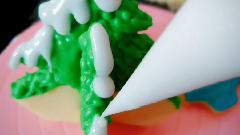 圣诞系列糖霜饼干（超详细）,对于树，先用绿色糖霜覆盖，底下部分留出不用涂。这里也可以用叶子裱花嘴来处理。涂完干了以后再用白色糖霜在突出的部位涂一些，当做积雪。