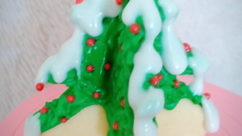 圣诞系列糖霜饼干（超详细）,最后再用红色糖霜吊坠，当做浆果。树的造型就完成了。
