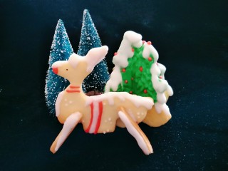 圣诞系列糖霜饼干（超详细）,小鹿是最简单的。只用到白色和红色糖霜。