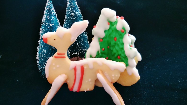 圣诞系列糖霜饼干（超详细）,小鹿是最简单的。只用到白色和红色糖霜。