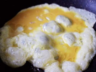清新营养的秋葵蛋炒饭,鸡蛋打散后、锅中倒入25克花生油烧热后放入鸡蛋液炒熟盛出备用