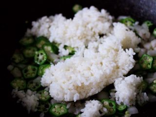 清新营养的秋葵蛋炒饭,这个时候加入米饭