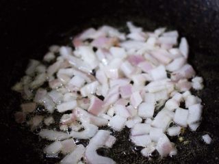 清新营养的秋葵蛋炒饭,另起锅倒入剩下的花生油烧热后放入洋葱爆出香味后