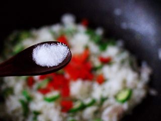 清新营养的秋葵蛋炒饭,加入适量盐