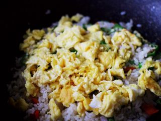 清新营养的秋葵蛋炒饭,加入提前炒好的鸡蛋