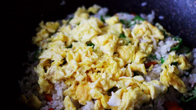 清新营养的秋葵蛋炒饭,加入提前炒好的鸡蛋