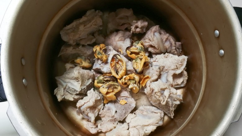 淡菜蛹虫草海带骨头汤,将骨头和淡菜放入高压锅