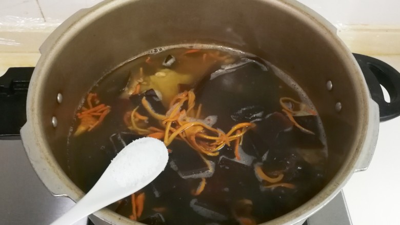 淡菜蛹虫草海带骨头汤,等高压锅排掉气，打开放入适量盐调味
