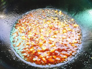 快手正餐 凉拌秋葵,倒入调汁，煮开后趁热淋在秋葵上。