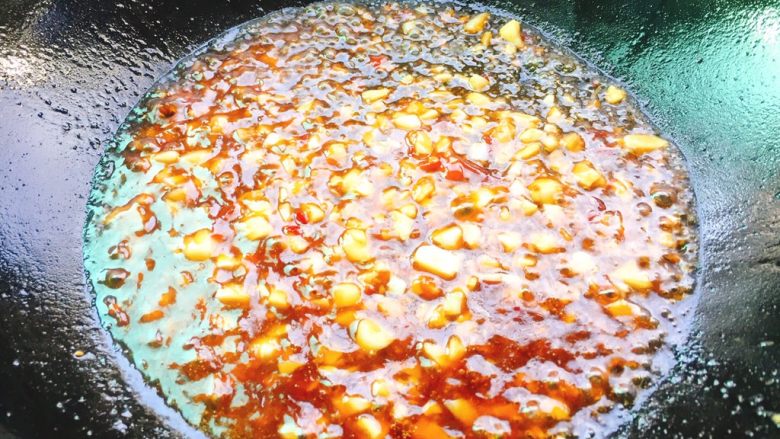 快手正餐 凉拌秋葵,倒入调汁，煮开后趁热淋在秋葵上。