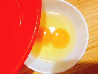 黄金蛋炒饭,鸡蛋里加适量水，打散