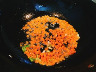 黄金蛋炒饭,起油锅，放入葱白爆香后加入胡萝卜