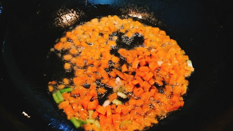 黄金蛋炒饭,起油锅，放入葱白爆香后加入胡萝卜