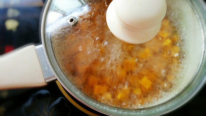 快手早餐剩米饭秒变香浓南瓜粥,水开后下入南瓜粒，盖锅盖煮5分钟左右