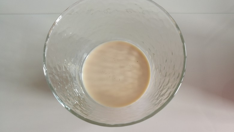 港式奶茶,杯子中放淡奶，大概是你所用杯子的八分之一，没有可以用牛奶代替