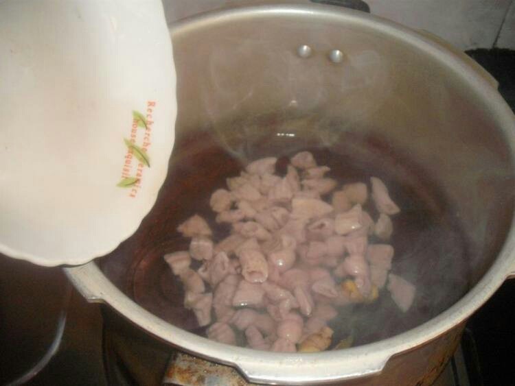 苦菜小肠汤,小肠和生姜一起放高压锅里加清水压10分钟