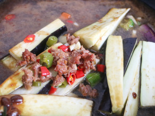 快手正餐 家常酱焖茄条,再放入炒好的肉末进行翻炒，加入适量的热水煮至熟为止。