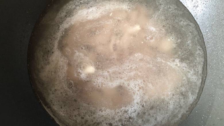 香菇肉片汤,填入两碗水，平时吃饭大小的碗，大火烧开。