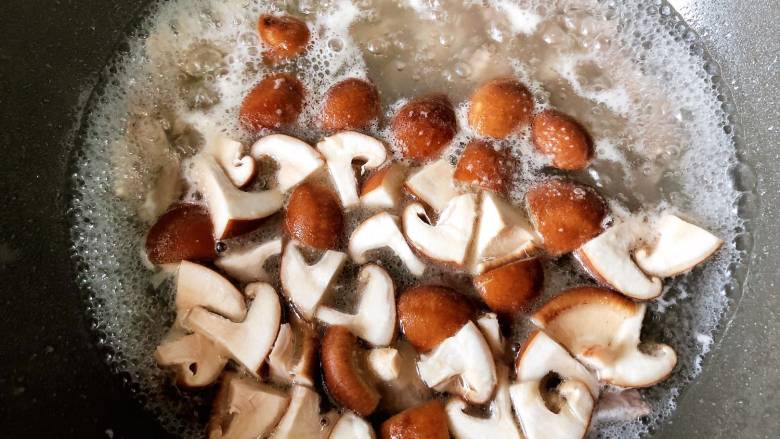 香菇肉片汤,加入香菇继续大火烧开。