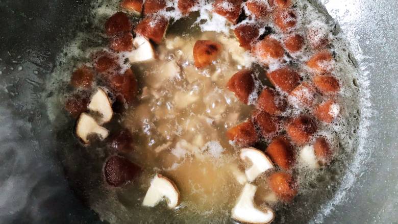 香菇肉片汤,烧开后加入浓汤宝，用汤勺慢慢翻动使浓汤宝融化到汤里，调中小火煮到香菇变熟。