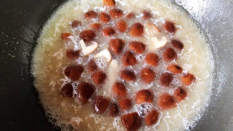 香菇肉片汤,调大火使汤翻滚后加入淀粉水快速搅匀。

