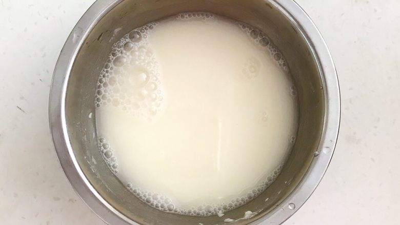 冰花锅贴,在碗里加入半勺面粉，加入100ml冷水调匀，面粉液做好了备用